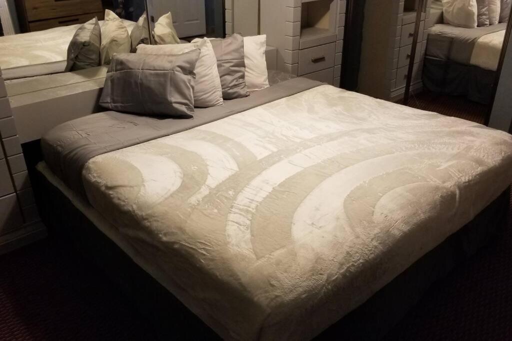 Hotel 5 Beds & 3 Baths Sleeps 11 Hotel Room Suite 102 Booking Stillwater Exterior foto