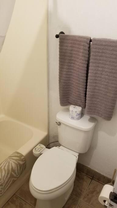 Hotel 5 Beds & 3 Baths Sleeps 11 Hotel Room Suite 102 Booking Stillwater Exterior foto