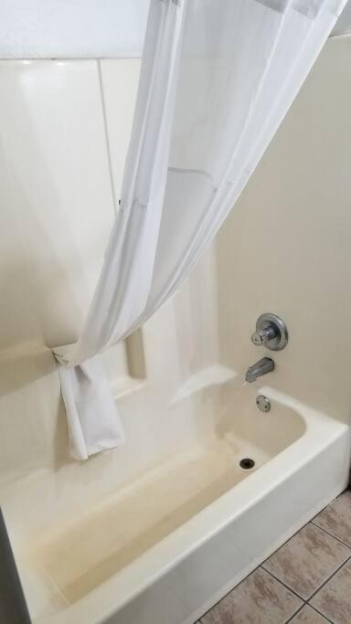 Hotel 5 Beds & 3 Baths Sleeps 11 Hotel Room Suite 102 Booking Stillwater Exterior foto