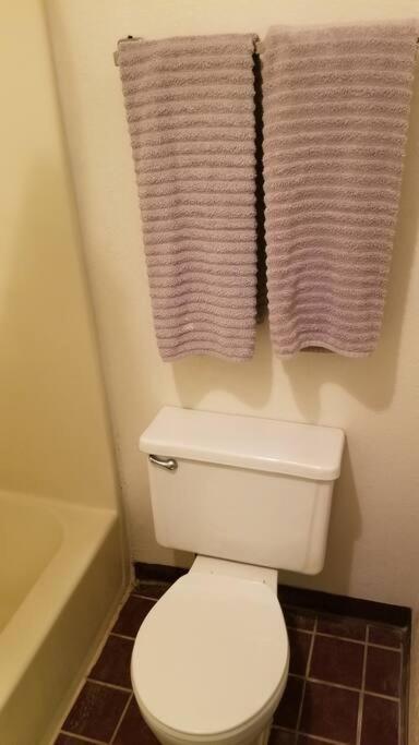Hotel 5 Beds & 3 Baths Sleeps 11 Hotel Room Suite 102 Booking Stillwater Exterior foto